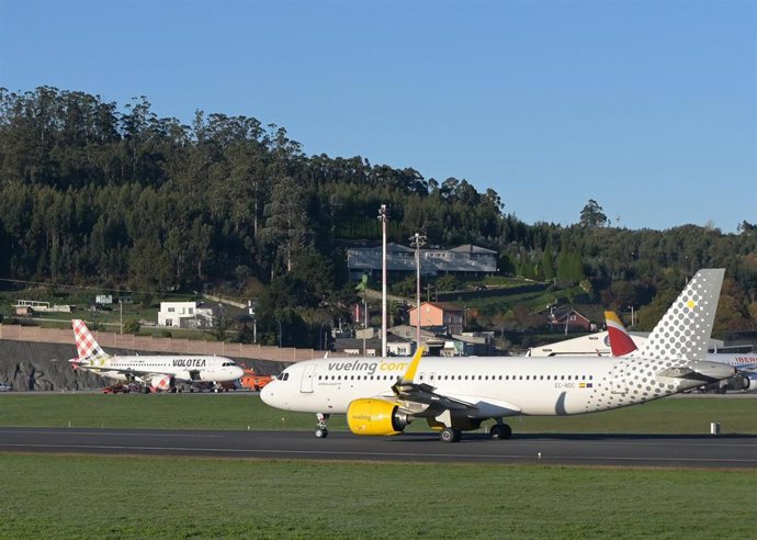 Archivo - Pista del Aeropuerto de A Coruña 