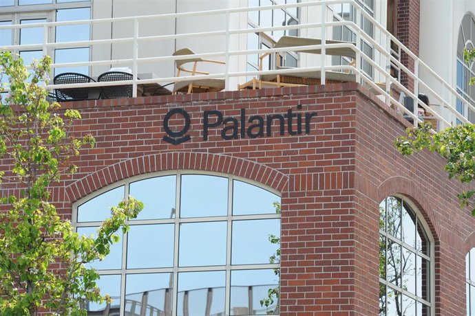 Archivo - FILED - 10 May 2018, US, Palo Alto: The logo of the data analysis company Palantir can be seen at the company's headquarters. Photo: Andrej Sokolow/dpa