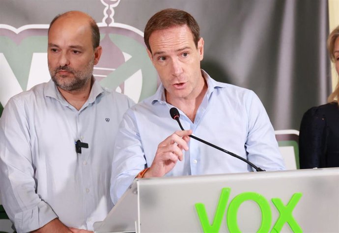 El portavoz de Vox en el Parlamento andaluz, Javier Cortés, ofrece una rueda de prensa para valorar la licencia de la mezquita en el Polígono Sur de Sevilla en el Ayuntamiento. Imagen de archivo.