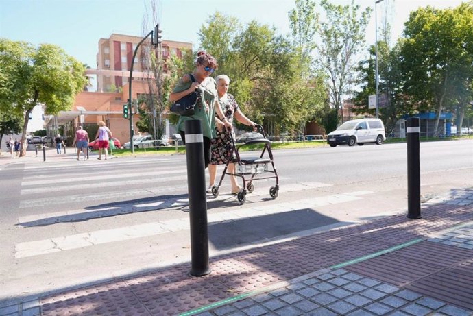 Actuación de Movilidad y Accesibilidad en un paso de peatones en la Avenida Carlos III de Córdoba.