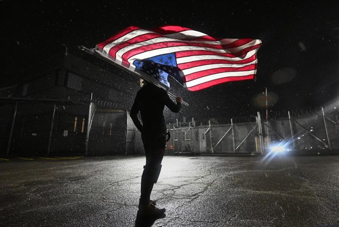 5 de julho de 2026, Newark, NJ, EUA: Os protestos continuam no centro de detenção do ICE, Delaney Hall, onde requerentes de asilo estão detidos em Newark, NJ, durante o fim de semana do 4 de julho nos Estados Unidos. A bandeira passou a simbolizar diferen