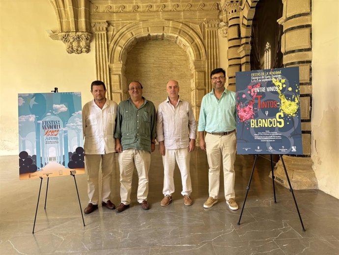 El delegado de Cultura del Ayuntamiento de Jerez, Francisco Zurita, Antonio Ramírez y Luis Flor, de la Sociedad Jerezana del Vino, y Alfredo Carrasco, de la Asociación Hostelería Jerez, en la presentación de la muestra 'Entre vinos tintos y blancos'