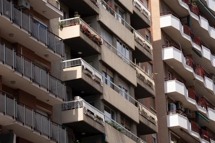 Archivo - Fachada de un edificio, en una foto de archivo