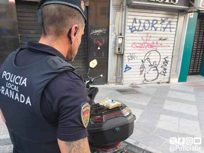Intervención de la Policía Local de Granada tras detener a un 'rider' con 100 gramos de hachís.