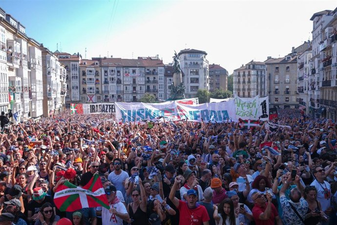 Miles de personas durante el inicio de las fiestas de ‘La Blanca’ 2026, a 4 de agosto de 2026, en Vitoria-Gasteiz