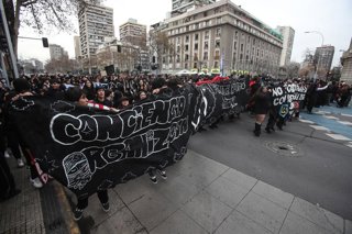 Santiago, 4 de Agosto de 2026.  Estudiantes secundarios se reunen en Alameda frente al GAM para manifestarse   Diego Martin/Aton Chile