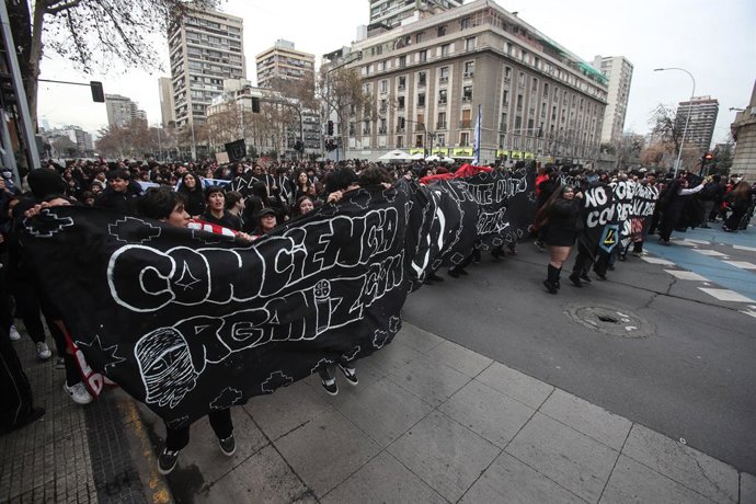 Santiago, 4 de Agosto de 2026.  Estudiantes secundarios se reunen en Alameda frente al GAM para manifestarse   Diego Martin/Aton Chile