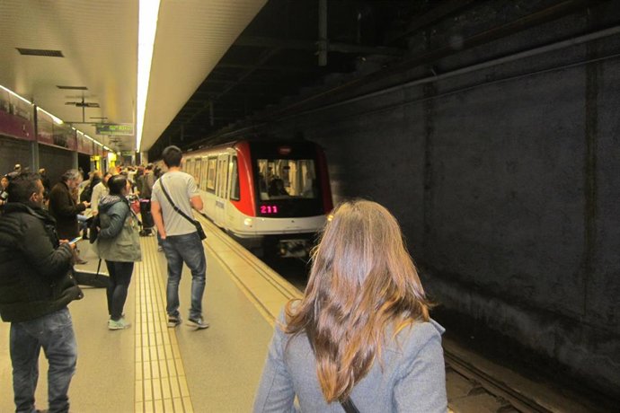 Foto de archivo - Andén del Metro de Barcelona
