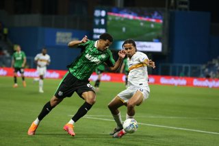 Archivo - May 17, 2026, Reggio Emilia, Italia: Sassuolo's Felipe Pedro  fight for the ball with Lecce's  Oumar Ngom during the Serie A soccer match between Sassuolo and Lecce at the Mapei Stadiium  in Reggio Emilia, Italy - Sunday, May 17, 2026. Sport - S