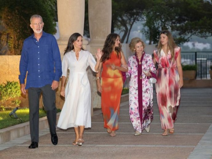 Archivo - Los reyes junto a sus hijas y la reina Sofía en el Palacio de Marivent