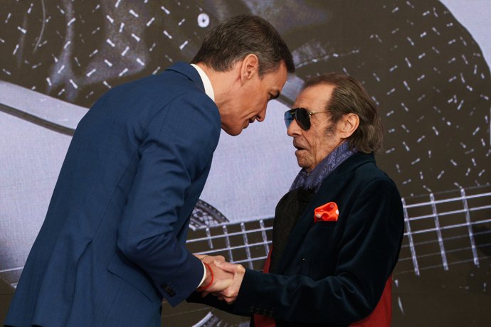 El presidente del Gobierno, Pedro Sánchez (i), entrega una condecoración al músico José Antonio Carmona Carmona 'Pepe Habichuela' (d), en el acto de homenaje al pueblo gitano. 