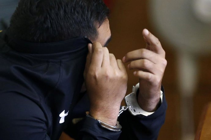 ValparaÌso, 7 de diciembre de 2015. Los detenidos en los desmanes de ayer en el estadio ElÌas Figueroa, que provocaron la suspensiÛn del partido entre Santiago Wanderers y Colo Colo, se realizan su control de detenciÛn en el Tribunal de GarantÌa de esta