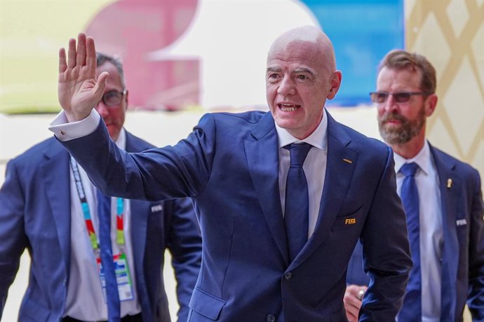 19 July 2026, US, East Rutherford: FIFA President Gianni Infantino (C) waves as he arrives ahead of the 2026 FIFA World Cup Final soccer match between Spain and Argentina at the New York-New Jersey Stadium (MetLife Stadium). Photo: Bradley Collyer/PA Wire