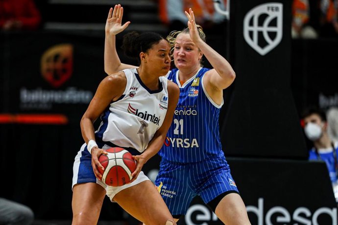 Archivo - Tinara Moore (izq.), durante un partido.