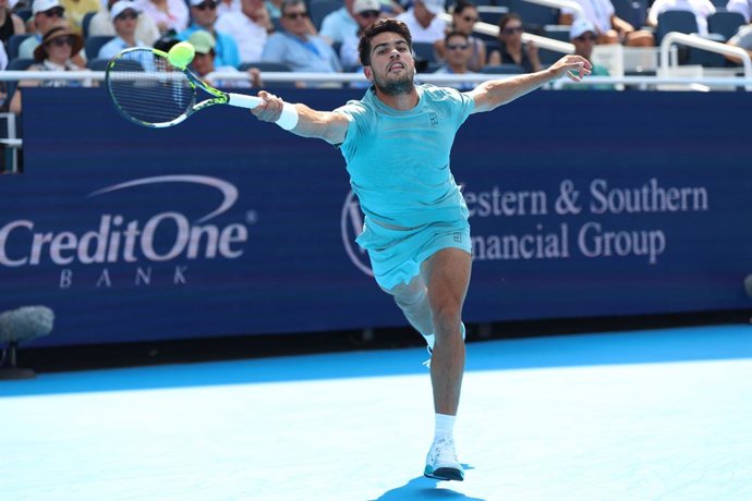 Archivo - 15 August 2025, US, Mason: Spanish tennis player Carlos Alcaraz plays a forehand return against Russia's Andrey Rublev during their men's singles quarterfinal match at the Cincinnati Open at the Lindner Family Tennis Center. Photo: Marcin Cholew