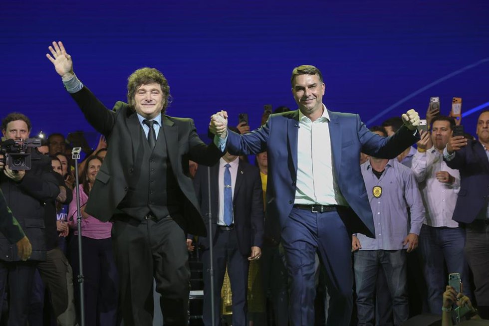 El presidente de Argentina, Javier Milei, apoya al candidato a los próximas elecciones de Brasil, Flávio Bolsonaro. Imagen de archivo