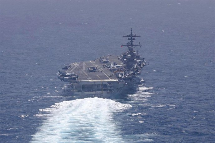 Archivo - El portaaviones USS George H. W. Bush de la Armada de EEUU operando en apoyo de la Operación Furia Épica y el bloqueo naval de Irán en aguas del mar Arábigo