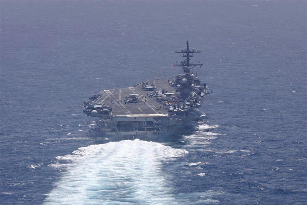 Archivo - El portaaviones USS George H. W. Bush de la Armada de EEUU operando en apoyo de la Operación Furia Épica y el bloqueo naval de Irán en aguas del mar Arábigo
