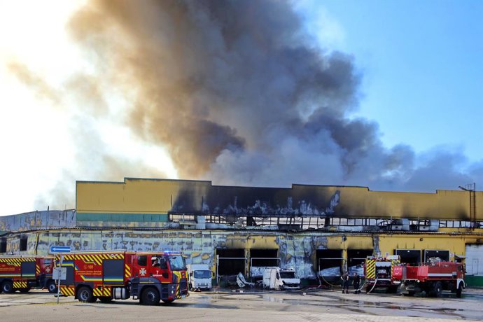 1º de agosto de 2026, Vyshneve, Região de Kiev, Ucrânia: Uma nuvem de fumaça se eleva de um incêndio em uma instalação industrial e logística civil, causado por um ataque russo ocorrido durante a madrugada, em Vyshneve, distrito de Bucha, Região de Kiev, 
