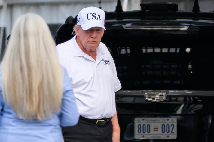 26 de julho de 2026, Washington, Distrito de Columbia, Estados Unidos: O presidente DONALD TRUMP examina as recentes reformas e projetos de construção no Pórtico Norte da Casa Branca, após retornar de um dia no Trump National Golf Club, em Sterling, Virgí