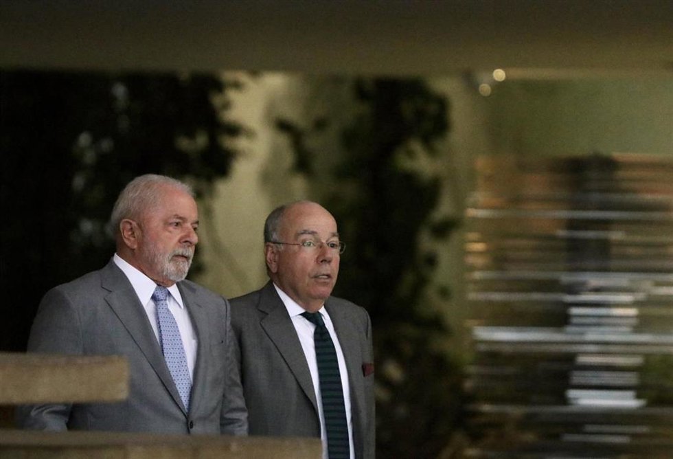 Archivo - El presidente de Brasil, Luiz Inácio Lula da Silva, y el ministro de Exteriores, Mauro Vieira, en la sede de la cartera diplomática, el Palacio de Itamaraty, en Brasilia.