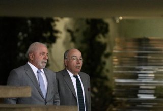 Archivo - El presidente de Brasil, Luiz Inácio Lula da Silva, y el ministro de Exteriores, Mauro Vieira, en la sede de la cartera diplomática, el Palacio de Itamaraty, en Brasilia.