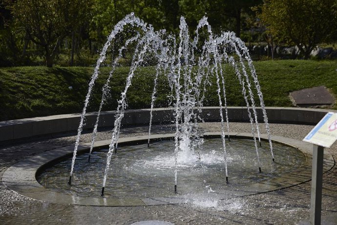 Archivo - Una fuente de agua en un parque