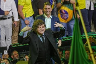 Archivo - El presidente argentino, Javier Milei (al frente), participa en el mitin del conservador Partido Liberal (PL) en São Paulo, Brasil, por la formalización de la candidatura presidencial del ultraderechista Flavio Bolsonaro