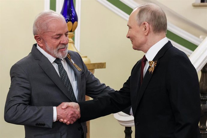 Archivo - El presidente de Brasil, Luiz Inácio Lula da Silva (izquierda), saluda a su par ruso, Vladimir Putin (derecha)