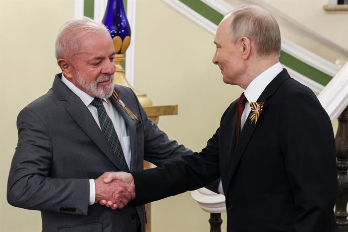 Archivo - Arquivo - RÚSSIA, MOSCOU - 9 DE MAIO DE 2025: O presidente da Rússia, Vladimir Putin (à direita), e o presidente do Brasil, Luiz Inácio Lula da Silva, apertam as mãos durante uma reunião no Kremlin, em Moscou, antes do desfile militar do Dia da 
