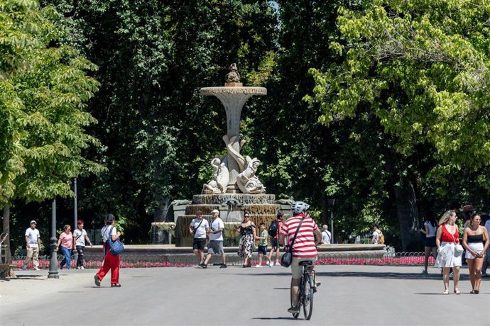 Archivo - Varias personas en el Parque de El Retiro, a 18 de julio de 2025, en Madrid (España). 
