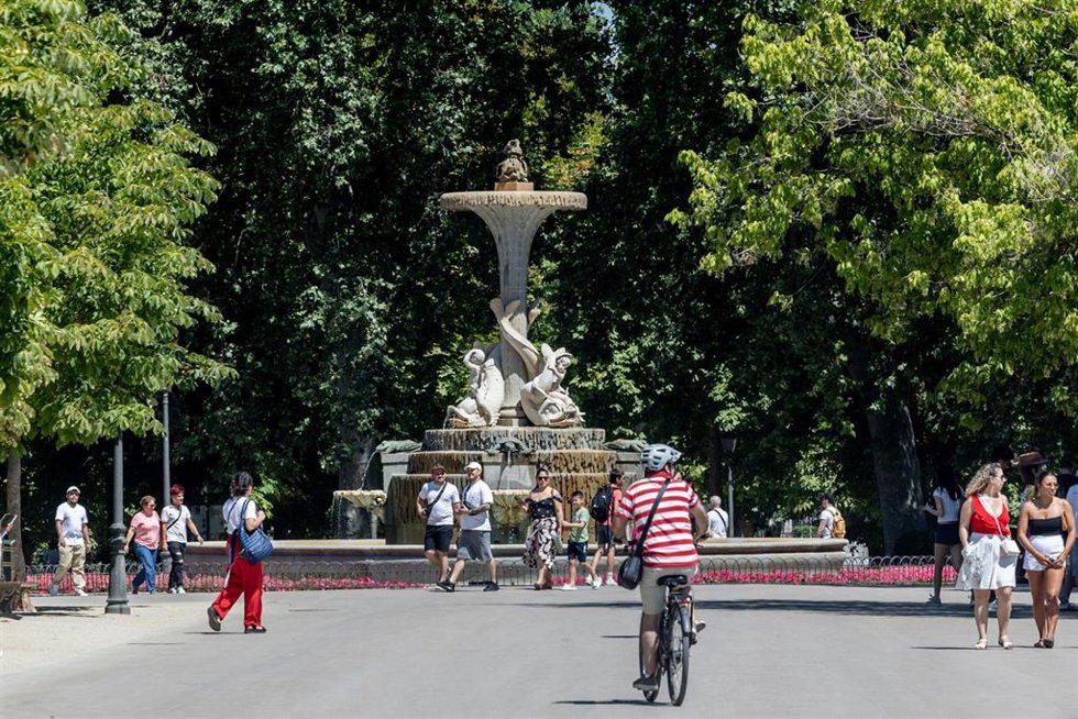 Archivo - Varias personas en el Parque de El Retiro, a 18 de julio de 2025, en Madrid (España). 