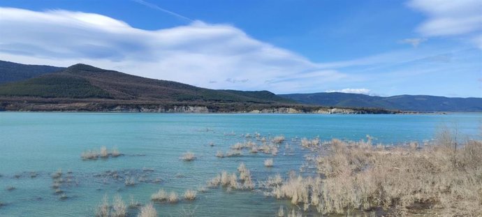 Archivo - Embalse de Yesa en la parte aragonesa.