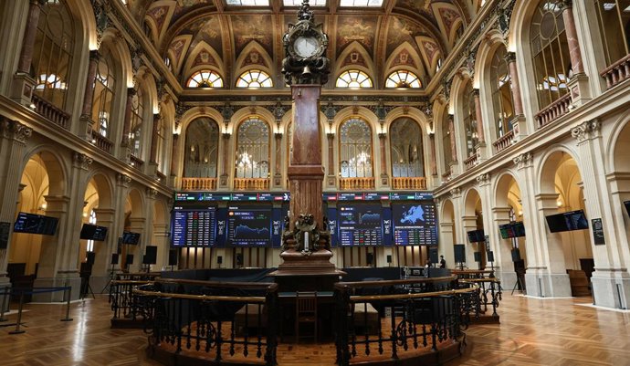 Paneles del Ibex en el Palacio de la Bolsa de Madrid, a 31 de julio de 2026, en Madrid (España). El Ibex 35 cotizaba en la media sesión de este viernes, 31 de julio, con un alza del 0,84%, lo que ha llevaba al selectivo madrileño a superar los 19.900 punt