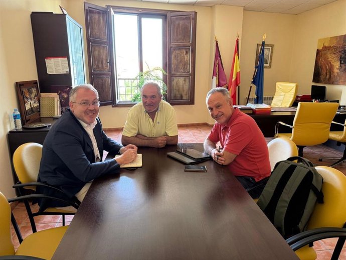 El viceconsejero de Planificación Estratégica, José Antonio Carrillo, en la primera reunión de trabajo para el desarrollo de la nueva ADUR, junto a Juan Manuel Vandelvira y Agustín López.