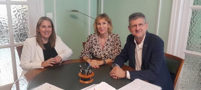 La directora general Industria, Competitividad, Innovación y Transformación Digital Empresarial, la directora de Sodiar y el director general de Aragon Photonics en el momento de la firma.