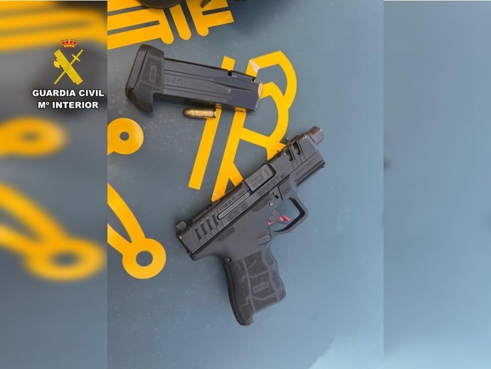 Pistola que portaba un hombre por la calle en Torrevieja (Alicante)