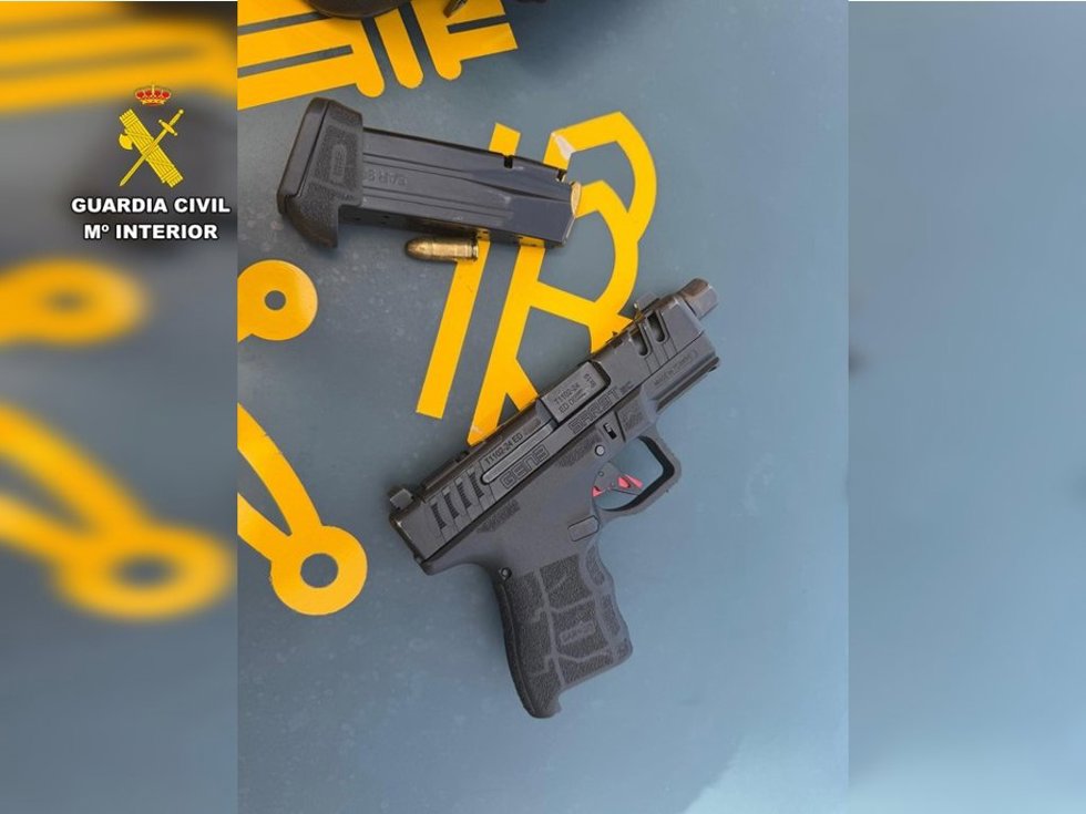 Pistola que portaba un hombre por la calle en Torrevieja (Alicante)