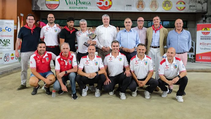 Los consejeros de Fomento, Vivienda, Ordenación del Territorio y Medio Ambiente, Roberto Media y de Economía, Hacienda, Fondos Europeos y Financiación Autonómica, Luis Ángel Agüeros, asisten a la final de la Copa Presidenta de bolos.