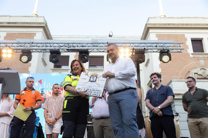 El concejal de Centro, Carlos Segura, ha acompañado a la jefa de Organización de SAMUR-Protección Civil, Paloma Miravet, durante la lectura del pregón