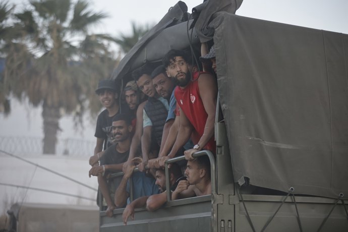 Un camión militar transporta personas, a 2 de agosto de 2026, en Ceuta (España). La frontera del Tarajal ha permanecido tranquila a pesar de que un pequeño grupo de personas ha intentado acceder a nado, pero han sido interceptadas por el Ejército.
