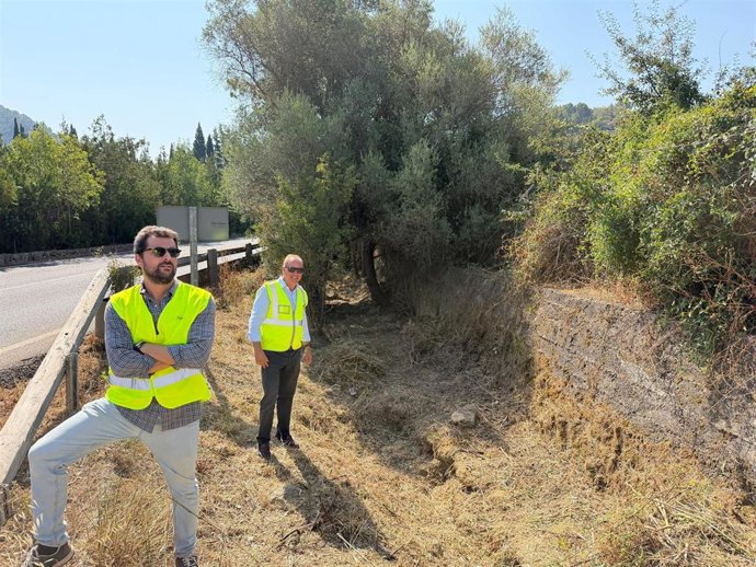 El conseller del Mar y del Ciclo del Agua, Juan Manuel Lafuente, en su visita a los trabajos de mantenimiento de los torrentes de Puigpunyent.