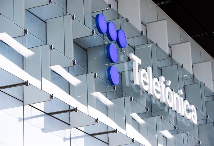 Archivo - Fachada de la sede de Telefónica.
