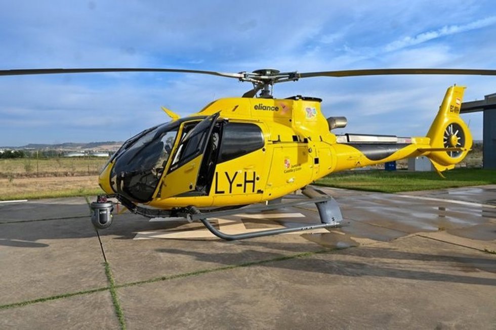 Archivo - Imagen de archivo de un helicóptero de emergencias