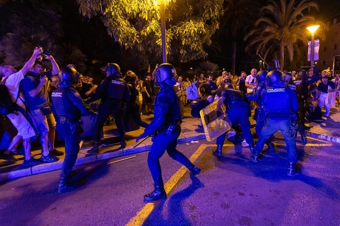 Cargas policiales durante una manifestación contra la saturación turística en Palma el pasado 26 de julio