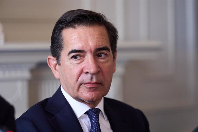 Archivo - El presidente del BBVA, Carlos Torres Vila, inaugura el seminario de APIE (Asociación de Periodistas de Información Económica), en la Universidad Internacional Menéndez Pelayo (UIMP), a 22 junio de 2026, Santander, Cantabria (España). 