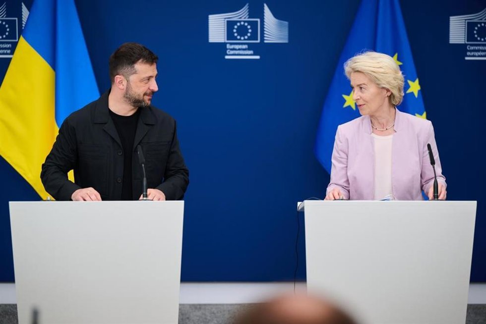 Archivo - El presidente de Ucrania, Volodimir Zelenski, y la presidenta de la Comisión Europea, Ursula von der Leyen, durante una rueda de prensa tras su reunión.