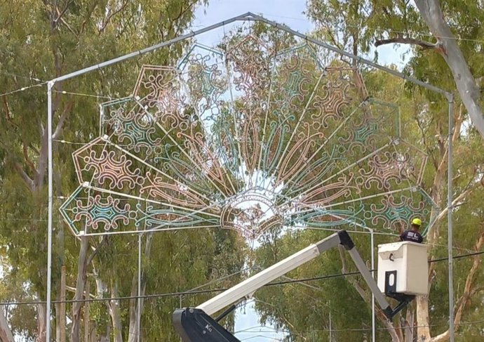 Operarios trabajando en el montaje de la última Feria de Utrera