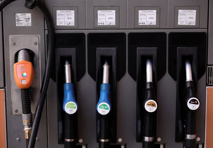 Archivo - Varias mangueras de carburantes