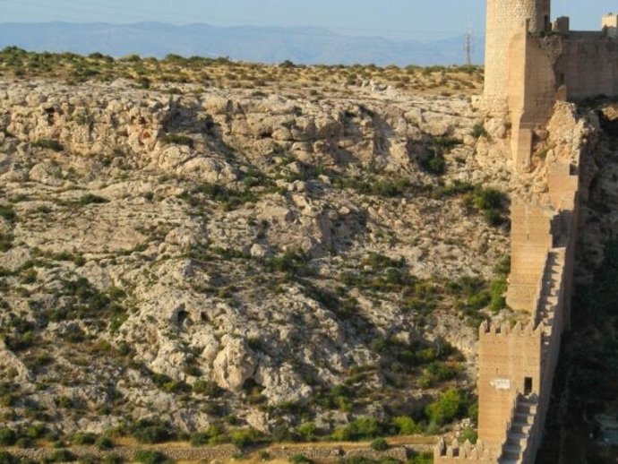 Afloramiento de arrecifes fósiles en el cerro de San Cristóbal, junto a las murallas de Jayrán, en Almería capital.